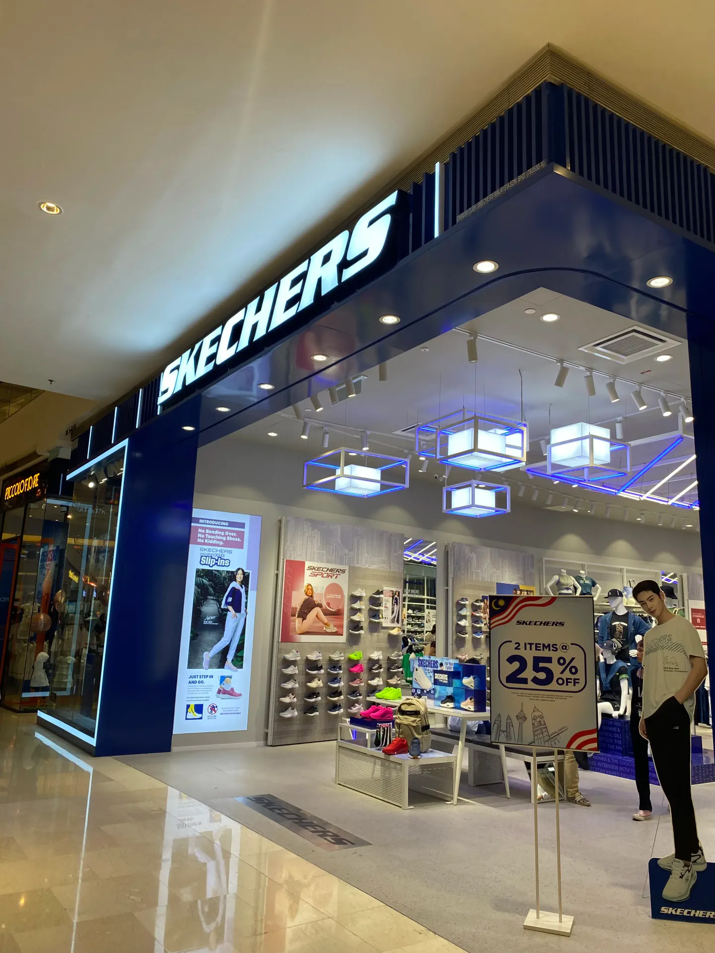 SKECHERS RETAIL CREW